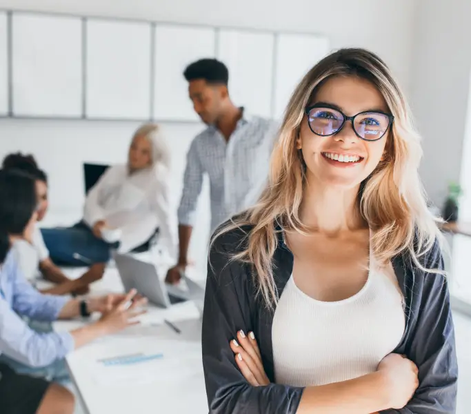 profissional sorrindo em escritório durante atendimento de assessoria contábil
