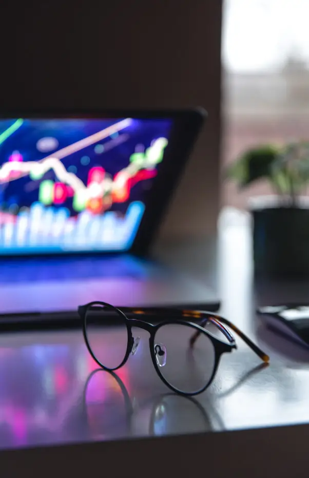 Ambiente de trabalho representando a análise contábil e financeira realizada pela Londrina Contabilidade