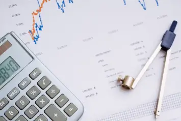 gráficos e calculadora usados na elaboração de balanços e demonstrações contábeis