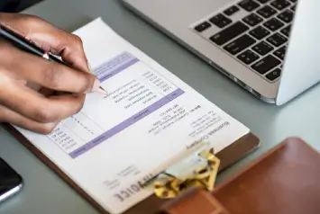 profissional preenchendo documento para gestão e conferência da folha de pagamento