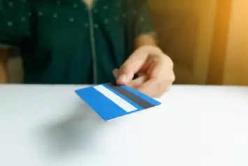 pessoa segurando CPF para regularização e atualização cadastral