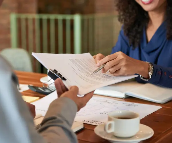 profissionais revisando contratos no processo de abertura e encerramento empresarial