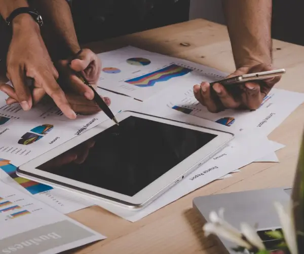 profissionais analisando gráficos e indicadores financeiros para decisões estratégicas