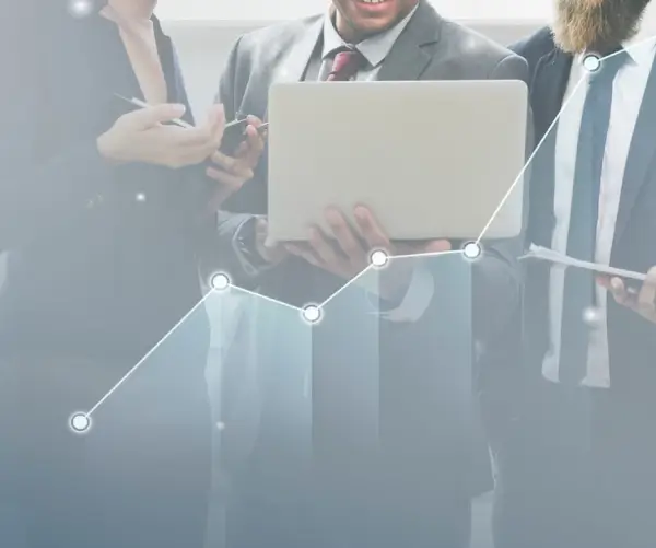 equipe analisando dados financeiros e projeções de crescimento em reunião estratégica