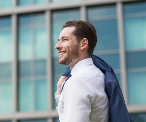 profissional confiante após resolver pendências e regularizar o cpf com apoio contábil especializado