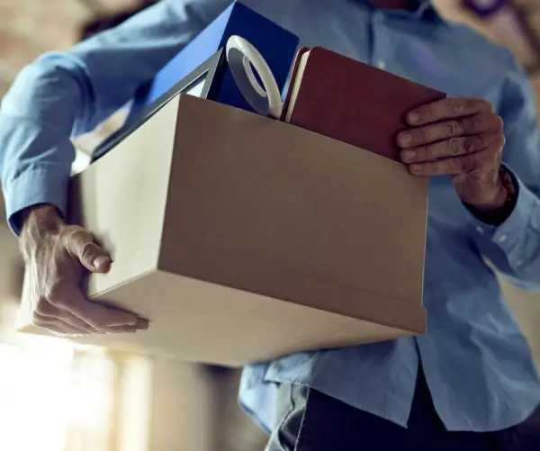 empresário reunindo documentos para processo de encerramento empresarial