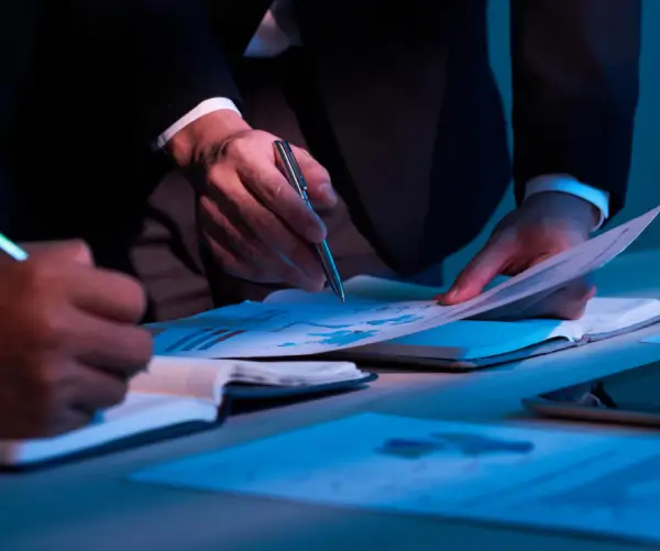 profissionais analisando documentos e registros para escrituração contábil e fiscal