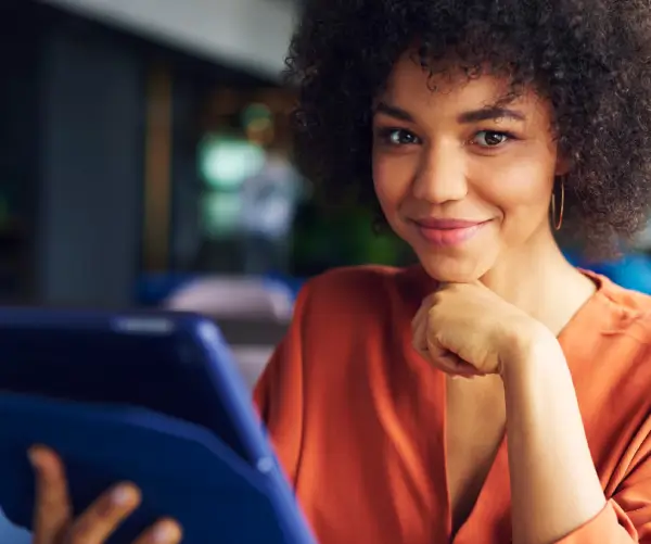 analista de RH consultando informações para administrar a folha de pagamento