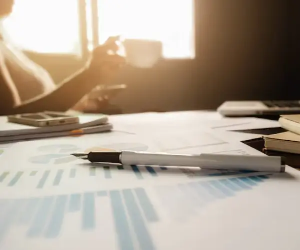 documentos de renda sendo analisados para cálculo correto do Imposto de Renda