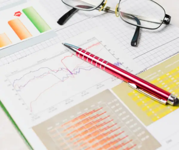 documentos e indicadores sendo avaliados para planejamento tributário estratégico