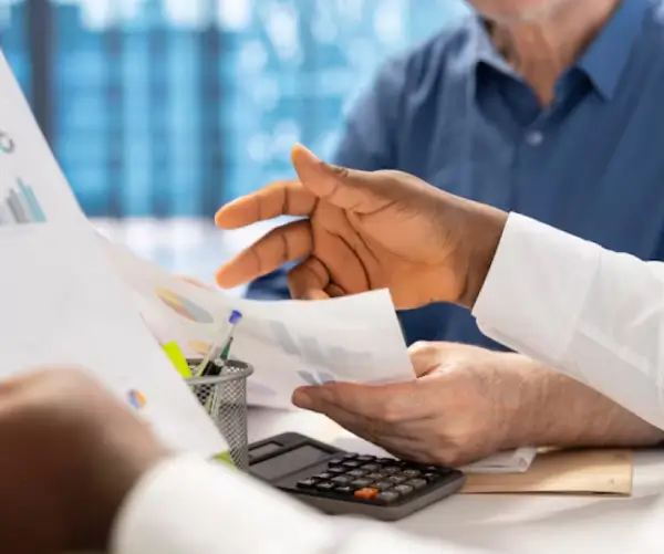 profissionais avaliando relatórios fiscais para reduzir a carga tributária de forma legal e eficiente