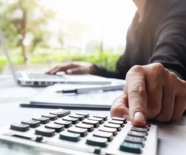 profissional calculando impostos para planejamento tributário e redução da carga fiscal