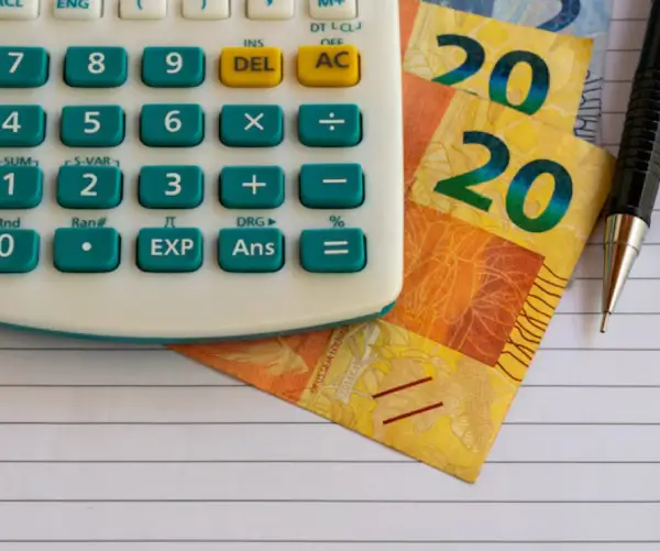 cálculos e notas em análise para organizar informações da declaração do Imposto de Renda