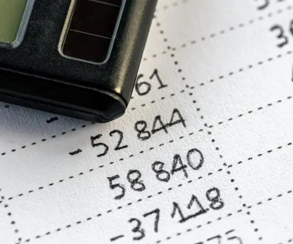 planilha com valores e calculadora usada na conferência de dados para auditorias