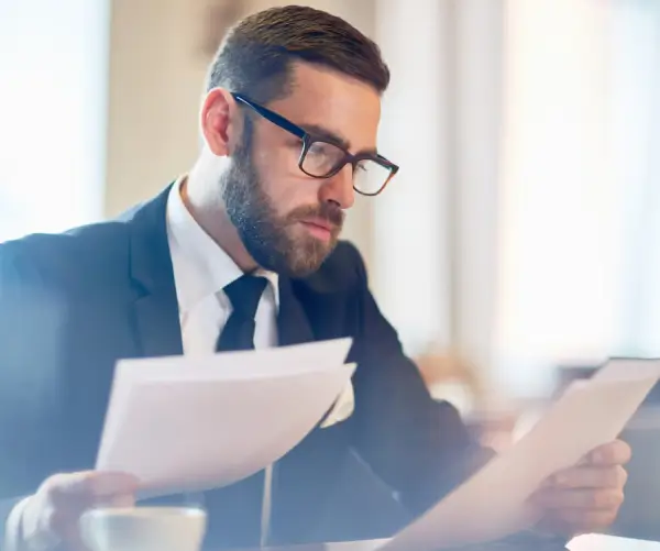 profissional analisando documentos para suporte em auditorias e fiscalizações