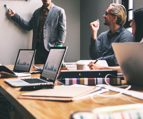 Equipe contábil em reunião estratégica analisando indicadores e objetivos empresariais