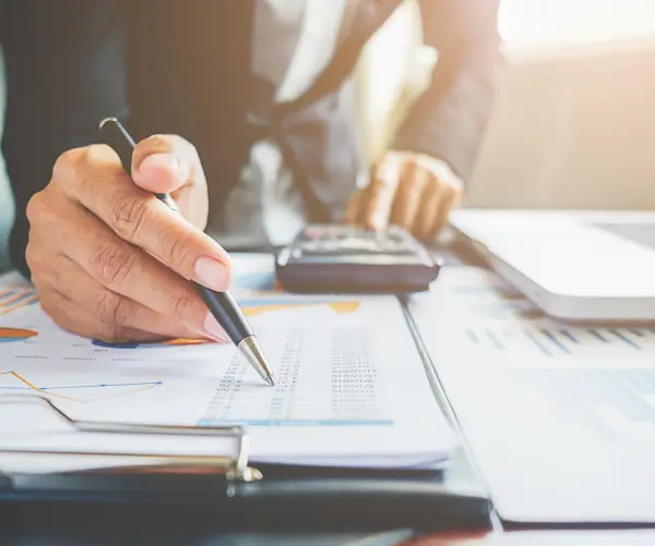 Profissional analisando relatórios financeiros em escritório de contabilidade